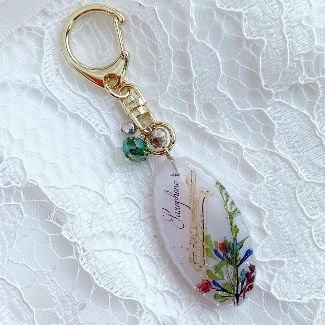 【2529】アルトサックス青い紫陽花とユーフォルビアとかすみ草と♪ キーホルダー 2529】アルトサックス青い紫陽花とユーフォルビアとかすみ草と