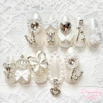 ホワイトパールのフレンチガーリーネイルチップ