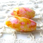 色彩のちから　黄ピンク　チェコビーズ２個