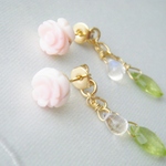 虹色に光る露と薔薇・２wayピアス