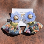 上品インド刺繍とブルーマーブルフラワー✳ピアス､イヤリング✳刺繍 インド刺繍 アジアン  アンティーク レトロ 個性的 北欧 古着 韓国 モダンレトロ レトロポップ 水色 夏 ネモフィラ