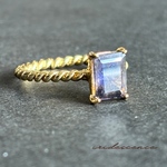 【迷いを照らす光＊アイオライトのツイストリング】3月誕生石　指輪　天然石　誕生石　フリーサイズ　おしゃれ　ゴールド　キラキラ