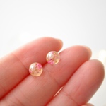 小さな桜ピンクのピアス/イヤリング  さくら 軽い レジン   小さめ 本物のお花 パール 小粒