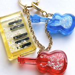 シャカシャカキーホルダー キーホルダー バッグチャーム レジン 楽器 ギター ピアノ 推し活 習い事  大ぶり イエロー レッド ブルー りんご 青りんご