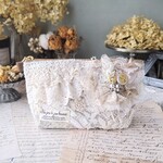 ナチュラルリネンの花咲くレースポーチ