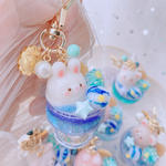 星空のパフェキーホルダー　フェイクフード　ハンドメイドレジン　キーホルダー　パフェ　星空　ブルー