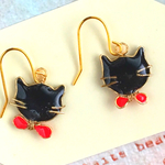 赤いリボンの黒ねこのピアス