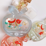 青りんご　林檎の音楽プレーヤー　オイルキーホルダー  ハンドメイド　レジン　シャカシャカキーホルダー　シェイカー　くまちゃん　ミニミニタッパー