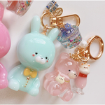 ブルー　おすわりうさぎさん　ハンドメイド　レジン　シャカシャカキーホルダー　シェイカー　うさぎちゃんフラワーバス