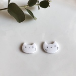 白ネコ ピアス/イヤリング ＊ アレルギー対応あり サージカルステンレス 樹脂 白猫 しろねこ ネコ