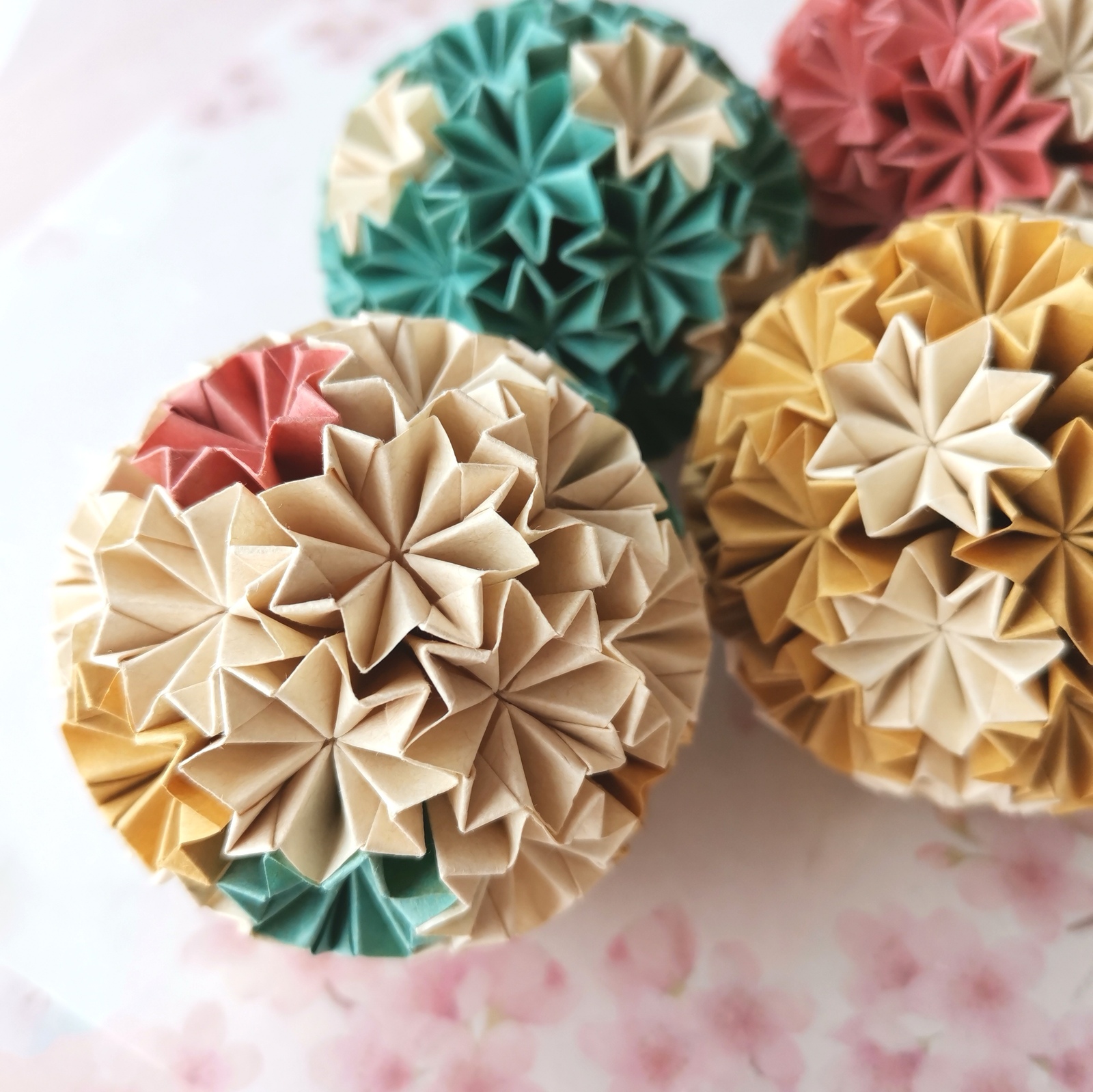 特集掲載】【WEBメディア掲載】Kusudama * 折り紙 くす玉