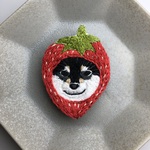 刺繍ブローチ 　いちご　黒柴