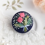 かすみ草とチューリップのブーケ  刺繍ブローチ/刺繍ヘアゴム くるみボタン