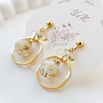 【うるおい♡】球体 レジン かすみ草 ゴールド 花 お呼ばれ 白 クリア  ピアス イヤリング 金属アレルギー対応 シンプル 揺れる フォーマル 入卒 