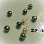 新色!!秋の装い。ＡＡＡランク・ブルーブラック淡水パールのプチピアス