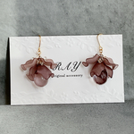  《グレーブラウン/花びら/ドロップ》ピアス　イヤリング　花　花びら　ファルファーレ　華やか　大人　可愛い　グレー　ブラウン　ゴールド
