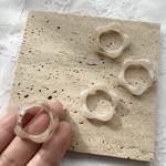 【2個】フラワー型アクリルフープ　カフェオレマーブル