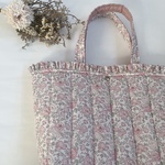 リバティ　ふわふわ パデッド　フリル 大容量バッグ　キルト　トートバッグ　フェリシテ　ピンク　花柄