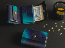 お札を折らない 手染めの三つ折り財布【宇宙】ミニ財布　コンパクト財布　カード　たくさん入る　おしゃれ　革財布