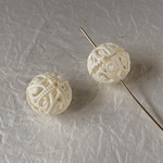 【2個】ヴィンテージ レースデザイン透かし模様アクリルビーズ vintage  アイボリー