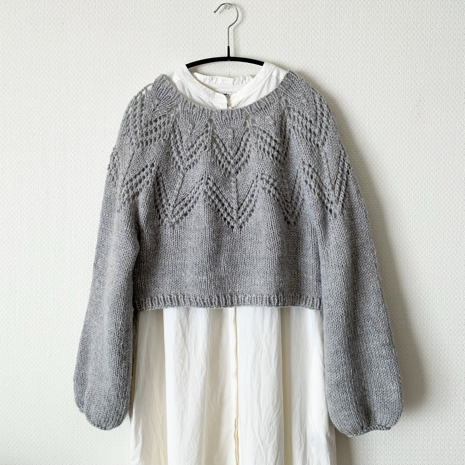 《再販》《受注製作品》透かし模様とポワン袖が可愛い、ショート丈の手編みのセーター(レディースM〜XL)
