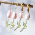 【ピアス／イヤリング】チューリップ クィーンコンクシェル ペリドット 天然石 誕生石 春 花 シンプル 14kgf 金属アレルギー対応 母の日 ギフト プレゼント