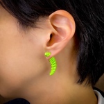 「え、青虫！？」リアルなキモかわ芋虫🐛のインパクトヤバいかな？って感じのおもしろピアス