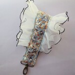 大人ガーリー　くすみブルーとフリルのハンドストラップ　スマホストラップ　ショートストラップ