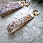 No.284  (ホワイト)『インド刺繍ハンドストラップ』　キーホルダー　バッグチャーム　スマホストラップ　インド刺繍アクセサリー