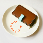 手帳のようなキーケース／茶色×水色×ネイビー
