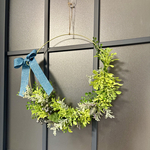 ナチュラルグリーンの真鍮造花リース　玄関　リース　造花　