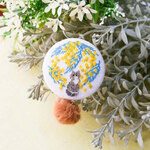 ミモザ楽しむノルウェージャンフォレストキャット 北欧刺繍くるみボタンブローチ/ヘアゴム 猫 ネコ ふわふわ フサフサ猫　猫の日　ミモザイエロー
