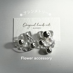 ＼お花アクセサリー／お花  レジン  アシンメトリー  ピアス  イヤリング  揺れない  軽い  シルバー  アレルギー対応  卒業式  入学式  春夏アクセサリー