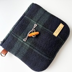 トグルボタンのウールファスナーポーチ　ブラックウォッチ　