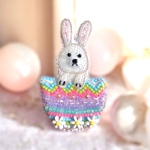 イースターバニー🐰　ビーズ刺繍ブローチ