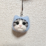 羊毛フェルト サバトラ白猫ちゃん(猫ずきん)  ストラップ