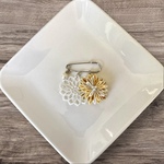 つまみ細工　黄色いお花とレースのお花のストールピン