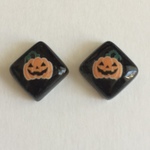 ハロウィンピアス　　ガラスタイル　　かぼちゃ　　黒