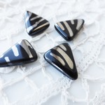 チェコビーズ　三角黒アート４個