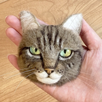羊毛フェルト猫　キジ白　ネコ　ねこ　猫ブローチ　ペット