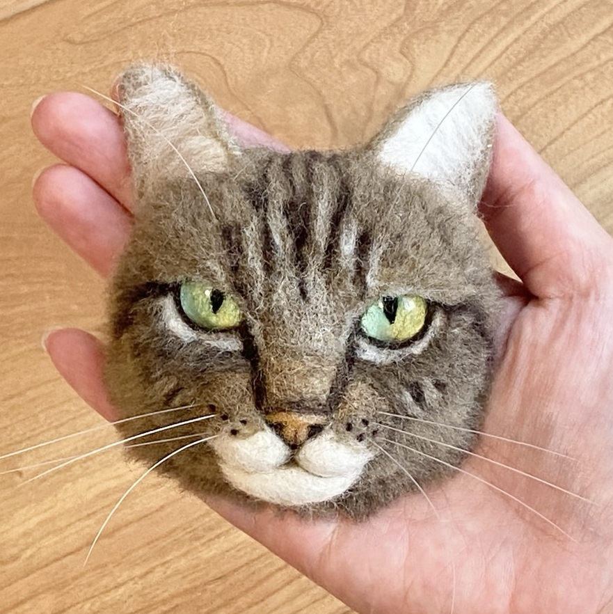 羊毛フェルト猫 キジ白 ネコ ねこ 猫ブローチ ペット - サイトウ ツナ