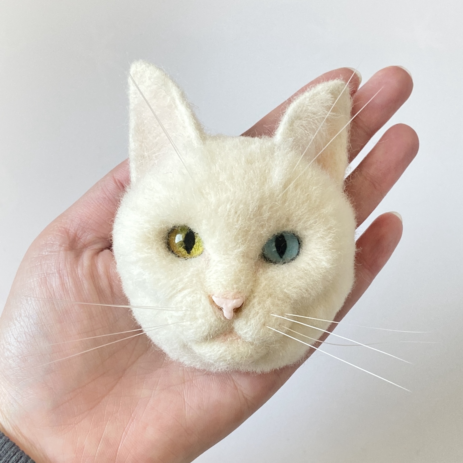 羊毛フェルト猫 キジ白 ネコ ねこ 猫ブローチ ペット - サイトウ ツナ