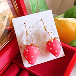 大ぶり❣️春 苺 大人可愛い フラワー レディース ハンドメイドピアス イヤリング