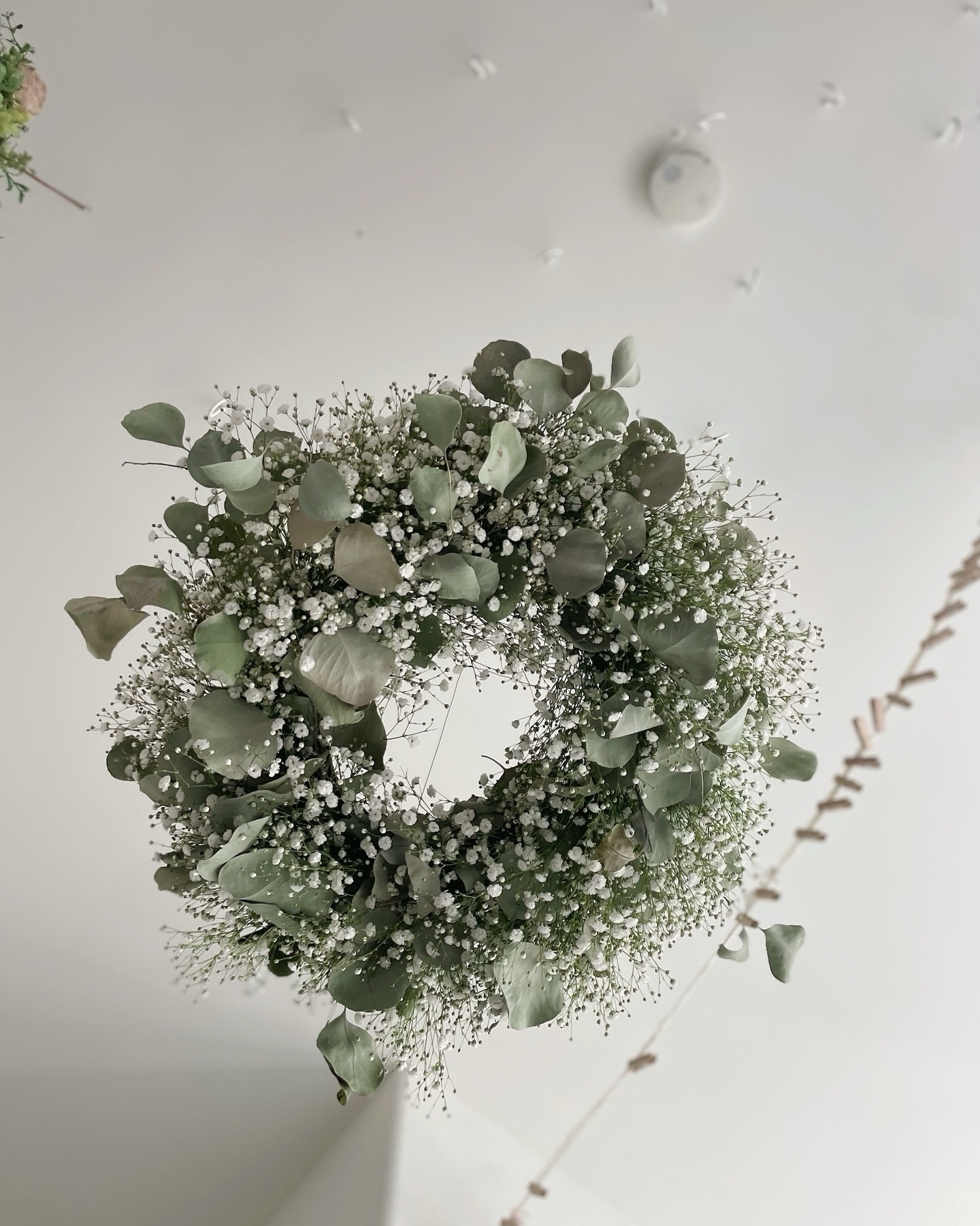 flying wreath ユーカリとかすみ草のフライングリース リース