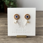 天然石ソーダライトとチェコビーズのお花ピアス✤北欧✤ビーズ刺繍　サージカルポスト