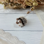 羊毛フェルトのハリネズミのブローチ 《 ミニサイズ 》