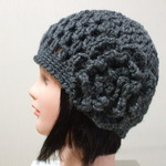 お花モチーフ付きニットキャップ　成人女性用　濃いグレー