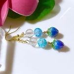 【再出品】コミュニケーション力up★クラック水晶（ブルー）の薔薇の蕾ピアス✨