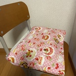 防災頭巾カバー　座布団　用　ゴム替え可　長方形　水色カップケーキ