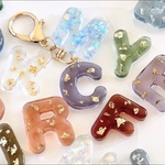 透明感あふれるレジンキーホルダー　イニシャル　アルファベット　金箔　くすみカラー